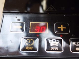 10、酸甜养生黑米粥,小火煮30分钟。