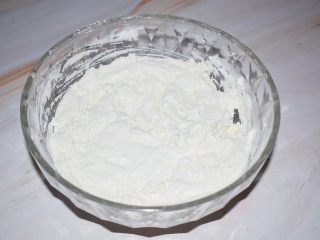 2、米发糕,米发糕预拌粉倒入容器中，边加水边搅拌