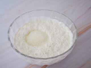 4、米发糕,等发酵结束后加入白糖