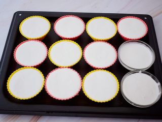 7、米发糕,倒入模具中