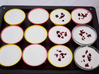 8、米发糕,撒上蔓越莓干，蔓越莓干提前切碎，如果不喜欢可以不下，也可加入自己喜欢的果干类