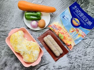 1、风味牛肉肠焗饭,将所有的材料准备齐全。