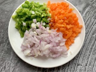 2、风味牛肉肠焗饭,青椒、胡萝卜、小红葱切碎备用