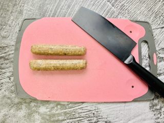 3、风味牛肉肠焗饭,图林根风味牛肉肠提前取出解冻。