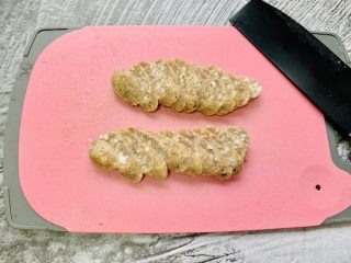 4、风味牛肉肠焗饭,切成0.5厘米厚度的片
