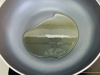 5、风味牛肉肠焗饭,炒锅放入植物油