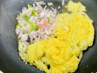 7、风味牛肉肠焗饭,加入小红葱爆香