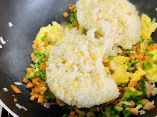 9、风味牛肉肠焗饭,放入米饭，因隔夜的米饭已经成坨。