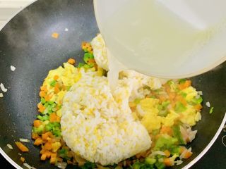 10、风味牛肉肠焗饭,适量少加入一点水，米饭，自然解开。