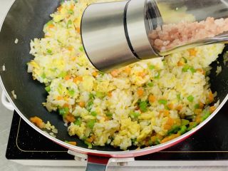 11、风味牛肉肠焗饭,加入适量的盐。