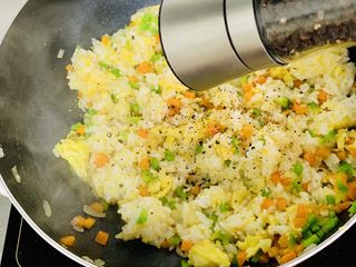 12、风味牛肉肠焗饭,在适量的黑胡椒。