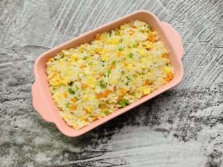 14、风味牛肉肠焗饭,盛入碗中，轻轻抚平。