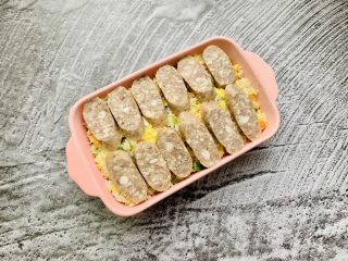 15、风味牛肉肠焗饭,摆入科尔沁图林根风味牛肉肠。