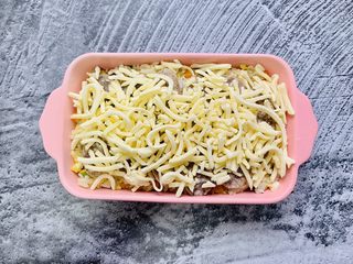 16、风味牛肉肠焗饭,均匀的洒上马苏里拉奶酪。