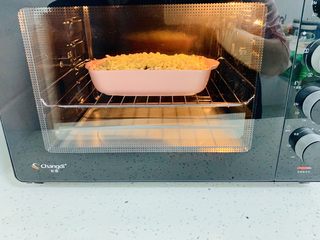 17、风味牛肉肠焗饭,烤箱上下火180度，烤10分钟。