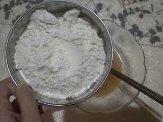 3、广式莲蓉蛋黄馅月饼,筛入中筋面粉