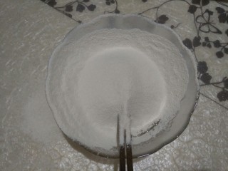 4、广式莲蓉蛋黄馅月饼,跟筷子和成面团