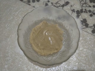 5、广式莲蓉蛋黄馅月饼,和均匀之后，如图