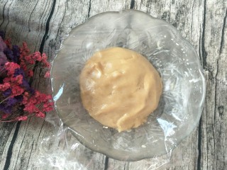 6、广式莲蓉蛋黄馅月饼,盖上保鲜膜静置三个小时以上