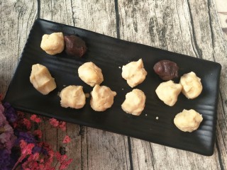 8、广式莲蓉蛋黄馅月饼,将莲蓉馅分成25克一份(我放了两个豆沙的????)