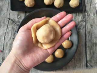 12、广式莲蓉蛋黄馅月饼,月饼皮包上莲蓉馅