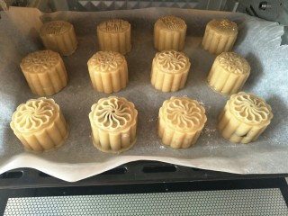 15、广式莲蓉蛋黄馅月饼,放入预热好的烤箱，上下火中层200°烤3～4分钟定下型