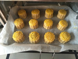 17、广式莲蓉蛋黄馅月饼,接着放入烤箱，上下火，中层烤180°15分钟左右即可