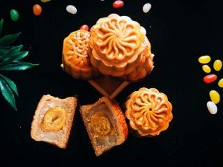 18、广式莲蓉蛋黄馅月饼,好好的月饼，放在保鲜袋里密封1～2日，让它回油之后再吃才是最好吃的????