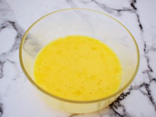 3、巧克力蛋糕甜甜圈,搅拌至白糖融化