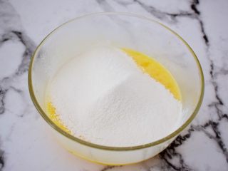 4、巧克力蛋糕甜甜圈,筛入低筋面粉和泡打粉,搅拌均匀