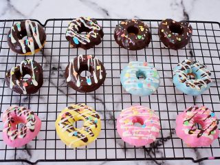 12、巧克力蛋糕甜甜圈,再按照自己的喜好撒上糖针或糖针、糖片装饰即可