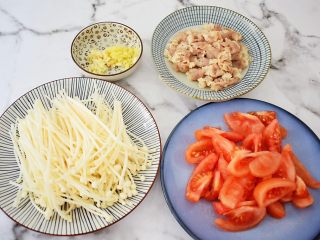 2、番茄金针菇肥牛,肥牛卷下锅去掉血沫捞出备用,番茄去皮切小块,金针菇去根部洗净撕成小朵,姜切末,蒜切末