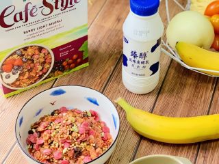 1、麦片酸奶水果杯,准备好所有材料。