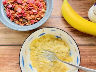 3、麦片酸奶水果杯,放入碗中用叉子碾成泥。