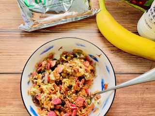 4、麦片酸奶水果杯,倒入110克的麦片，与香蕉泥搅拌均匀。