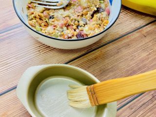 5、麦片酸奶水果杯,模具薄薄的刷上一层黄油防粘，方便脱模。