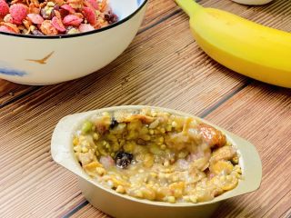 7、麦片酸奶水果杯,中间处压一个窝尽量薄一点。