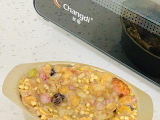 8、麦片酸奶水果杯,烤箱提前预热上下火180度。