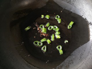 12、十味 鲜虾鱼板面,锅中适量油烧热后下葱花爆出香味。