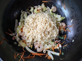 15、十味 鲜虾鱼板面,翻炒至虾仁变色，鱼板卷起后放入煮好的泡面翻炒均匀。