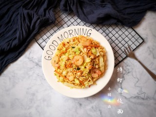 18、十味 鲜虾鱼板面,出锅装盘。