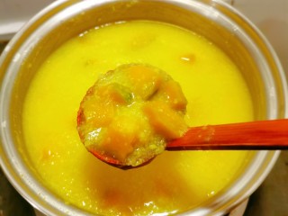 10、红枣南瓜粥,南瓜已经熟了。