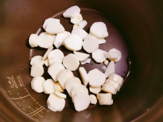 6、山药枸杞粥,山药去皮，切块 直接放入压力锅内胆里