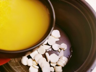 7、山药枸杞粥,放入黄小米