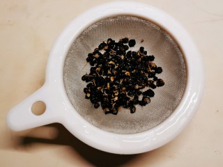 12、山药枸杞粥,将黑枸杞冲洗干净 控干水分备用