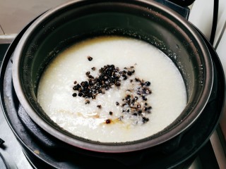 14、山药枸杞粥,放入黑枸杞 再焖几分钟