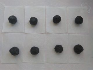 2、“蒸”的好吃不上火——南瓜糯米糍, 豆沙馅平均分成8份,用油纸垫着,蒸的时候方便拿