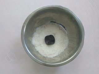 3、“蒸”的好吃不上火——南瓜糯米糍,因为豆沙馅有点儿湿,放椰蓉里滚一圈,既能增加椰蓉的香味又能让馅干一点