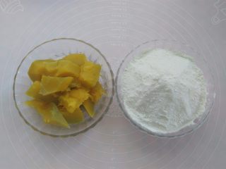 5、“蒸”的好吃不上火——南瓜糯米糍, 取150克放凉滤干水分的南瓜泥混合160克糯米粉揉匀