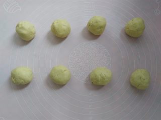 7、“蒸”的好吃不上火——南瓜糯米糍,面团平均分成8等份